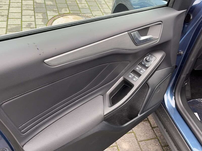 Ford Focus 1.0 EcoBoost Hybrid TITANIUM X